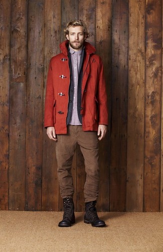 Rotbraune Cordjeans kombinieren – 62 Herren Outfits: Kombinieren Sie einen roten Düffelmantel mit rotbraunen Cordjeans, um einen modischen Freizeitlook zu kreieren. Ergänzen Sie Ihr Look mit einer dunkelbraunen Lederfreizeitstiefeln.
