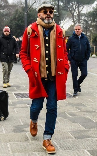 Roten Düffelmantel kombinieren – 10 Herren Outfits: Kombinieren Sie einen roten Düffelmantel mit blauen Jeans, um einen eleganten, aber nicht zu festlichen Look zu kreieren. Ergänzen Sie Ihr Look mit einer rotbraunen Lederfreizeitstiefeln.