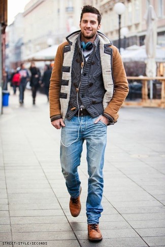 Braunen Düffelmantel kombinieren – 37 Herren Outfits: Kombinieren Sie einen braunen Düffelmantel mit hellblauen Jeans, wenn Sie einen gepflegten und stylischen Look wollen. Fühlen Sie sich ideenreich? Ergänzen Sie Ihr Outfit mit beige Leder Derby Schuhen.