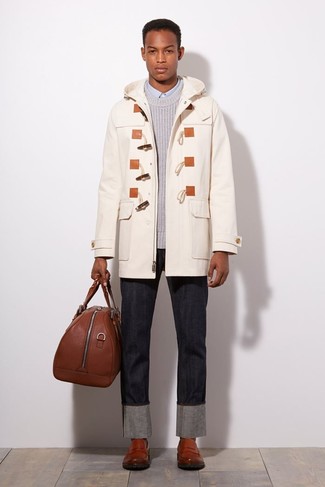 Reisetasche kombinieren – 164 Herren Outfits kühl Wetter: Vereinigen Sie einen weißen Düffelmantel mit einer Reisetasche für einen entspannten Wochenend-Look. Fühlen Sie sich mutig? Vervollständigen Sie Ihr Outfit mit braunen Leder Slippern.