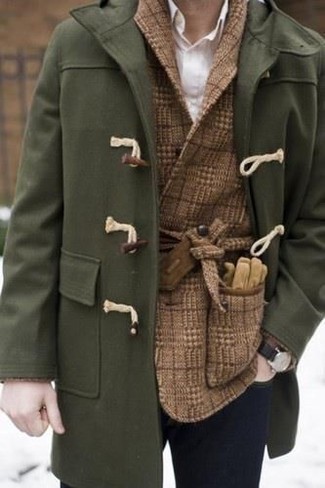 Beige Wildlederhandschuhe kombinieren – 17 Herren Outfits: Kombinieren Sie einen olivgrünen Düffelmantel mit beige Wildlederhandschuhen für einen entspannten Wochenend-Look.