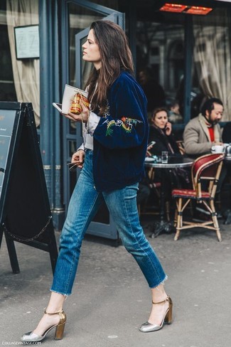 Blaue Jeans mit Fransen kombinieren – 11 Damen Outfits: Probieren Sie die Paarung aus einer dunkelblauen bestickten Bomberjacke und blauen Jeans mit Fransen für einen entspannten Alltags-Look. Ergänzen Sie Ihr Look mit silbernen Leder Pumps.