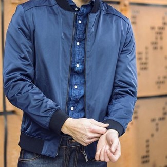 Wie dunkelblaue Bomberjacke mit dunkelblauer Jeans zu kombinieren – 69 Herbst Herren Outfits: Entscheiden Sie sich für eine dunkelblaue Bomberjacke und dunkelblauen Jeans, um einen lockeren, aber dennoch stylischen Look zu erhalten. Ein insgesamt sehr cooles Übergangs-Outfit.