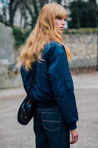 Jacke kombinieren – 500+ Casual Damen Outfits: Möchten Sie ein lockeres Outfit erzielen, ist diese Kombination aus einer Jacke und dunkelblauen Jeans Ihre Wahl.