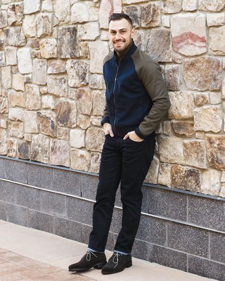 Dunkelblaue Bomberjacke kombinieren – 546+ Herren Outfits: Kombinieren Sie eine dunkelblaue Bomberjacke mit schwarzen Jeans für ein großartiges Wochenend-Outfit. Dunkelbraune Chukka-Stiefel aus Wildleder sind eine kluge Wahl, um dieses Outfit zu vervollständigen.