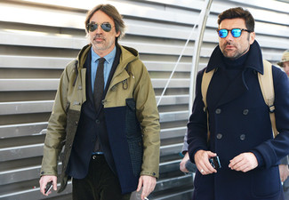 Hellbeige Rucksack kombinieren – 107 Herren Outfits warm Wetter: Entscheiden Sie sich für eine dunkelblaue Cabanjacke und einen hellbeige Rucksack für einen entspannten Wochenend-Look.