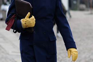 30 Jährige: Gelbe Lederhandschuhe kombinieren – 6 Herren Outfits kühl Wetter: Eine dunkelblaue Cabanjacke und gelbe Lederhandschuhe sind das Outfit Ihrer Wahl für faule Tage.