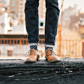 Beige Leder Oxford Schuhe kombinieren – 5 Herren Outfits heiß Wetter: Erwägen Sie das Tragen von dunkelblauen Jeans für ein sonntägliches Mittagessen mit Freunden. Entscheiden Sie sich für beige Leder Oxford Schuhe, um Ihr Modebewusstsein zu zeigen.