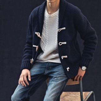 Dunkelblaue Strickjacke mit einem Knebelverschluss kombinieren – 3 Herren Outfits: Vereinigen Sie eine dunkelblaue Strickjacke mit einem Knebelverschluss mit dunkelblauen Jeans, um einen lockeren, aber dennoch stylischen Look zu erhalten.