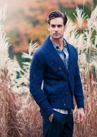 30 Jährige: Blaue Strickjacke mit einem Schalkragen kombinieren – 155 Herren Outfits: Entscheiden Sie sich für eine blaue Strickjacke mit einem Schalkragen und eine dunkelblaue Chinohose, um einen eleganten, aber nicht zu festlichen Look zu kreieren.