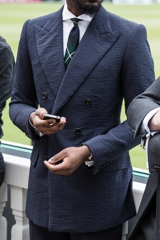 30 Jährige: Dunkelgrüne Krawatte kombinieren – 500+ Herren Outfits warm Wetter: Kombinieren Sie einen dunkelblauen Anzug aus Seersucker mit einer dunkelgrünen Krawatte für eine klassischen und verfeinerte Silhouette.