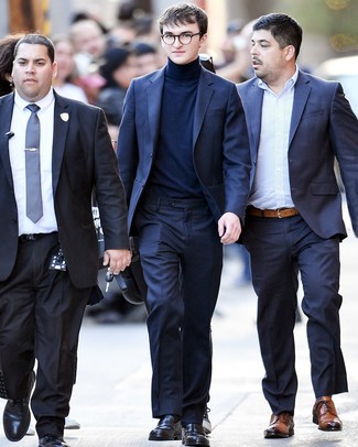 20 Jährige: Schwarze Leder Slipper kombinieren – 77 Elegante Herren Outfits: Tragen Sie einen dunkelblauen Anzug und einen dunkelblauen Rollkragenpullover für einen stilvollen, eleganten Look. Schwarze Leder Slipper sind eine kluge Wahl, um dieses Outfit zu vervollständigen.