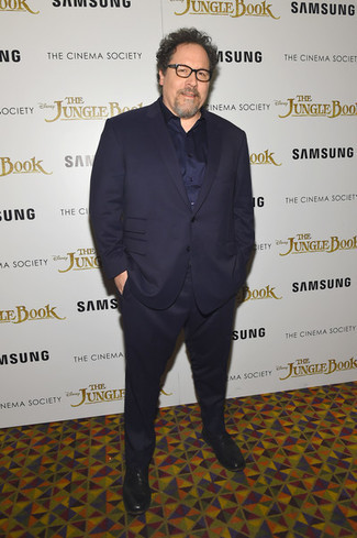 Jon Favreau trägt dunkelblauer Anzug, dunkelblaues Businesshemd, schwarze Leder Derby Schuhe