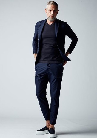 Welche Anzüge mit dunkelblauer Slip-On Sneakers zu tragen – 10 Herren Outfits: Vereinigen Sie einen Anzug mit einem dunkelblauen T-Shirt mit einem V-Ausschnitt, wenn Sie einen gepflegten und stylischen Look wollen. Dunkelblaue Slip-On Sneakers verleihen einem klassischen Look eine neue Dimension.