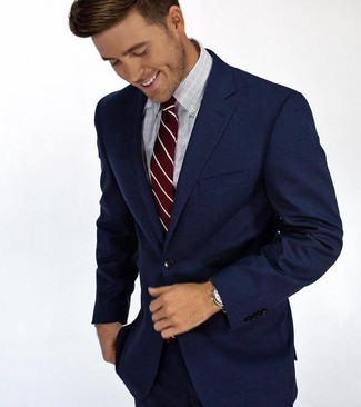 dunkelblauer Anzug, hellblaues Businesshemd mit Karomuster, dunkelrote vertikal gestreifte Krawatte für Herren