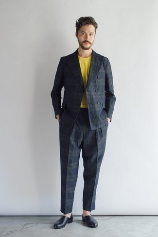 Schwarze Leder Slipper kombinieren – 500+ Smart-Casual Sommer Herren Outfits: Kombinieren Sie einen dunkelblauen Anzug mit Schottenmuster mit einem gelben T-Shirt mit einem Rundhalsausschnitt für einen für die Arbeit geeigneten Look. Machen Sie Ihr Outfit mit schwarzen Leder Slippern eleganter. So einfach kann ein stylischer Sommer-Look sein.