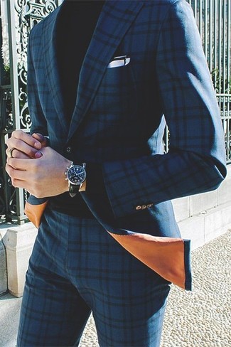 Blauen Anzug mit Schottenmuster kombinieren – 33 Herbst Herren Outfits: Tragen Sie einen blauen Anzug mit Schottenmuster und einen schwarzen Rollkragenpullover für Ihren Bürojob. Das ist eindeutig ein perfekt passender Look für Herbsttage!