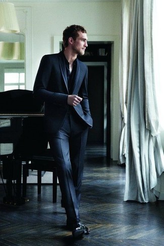 Schwarzes Langarmhemd kombinieren – 39 Elegante Herren Outfits: Erwägen Sie das Tragen von einem schwarzen Langarmhemd und einem dunkelblauen Anzug für eine klassischen und verfeinerte Silhouette.