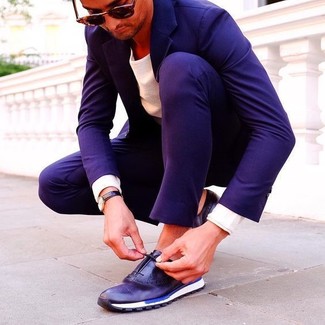 Dunkelblaue Leder niedrige Sneakers kombinieren – 104 Herren Outfits: Kombinieren Sie einen dunkelblauen Anzug mit einem weißen Pullover mit einem Rundhalsausschnitt für eine klassischen und verfeinerte Silhouette. Warum kombinieren Sie Ihr Outfit für einen legereren Auftritt nicht mal mit dunkelblauen Leder niedrigen Sneakers?