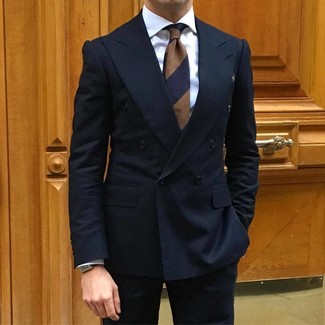 Blaue vertikal gestreifte Krawatte kombinieren – 60 Elegante Herren Outfits warm Wetter: Entscheiden Sie sich für einen klassischen Stil in einem dunkelblauen Anzug und einer blauen vertikal gestreiften Krawatte.