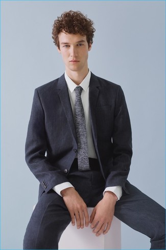 dunkelblauer Anzug, weißes Businesshemd, graue Strick Krawatte für Herren