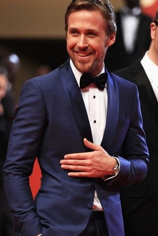 Ryan Gosling trägt dunkelblauer Anzug, weißes Businesshemd, schwarze Fliege