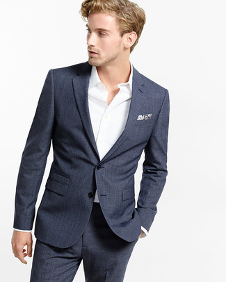 30 Jährige: Weißes bedrucktes Einstecktuch kombinieren – 280 Sommer Herren Outfits: Kombinieren Sie einen dunkelblauen Anzug mit einem weißen bedruckten Einstecktuch für ein großartiges Wochenend-Outfit. Ein trendiger Look für den Sommer.