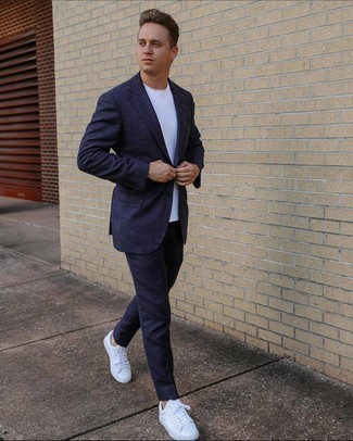 30 Jährige: Dunkelblauen Anzug kombinieren – 371 Smart-Casual Herren Outfits: Kombinieren Sie einen dunkelblauen Anzug mit einem weißen T-Shirt mit einem Rundhalsausschnitt für Ihren Bürojob. Machen Sie diese Aufmachung leger mit weißen Leder niedrigen Sneakers.