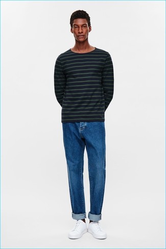 Dunkelblauen und grünen horizontal gestreiften Pullover mit einem Rundhalsausschnitt kombinieren – 89 Herren Outfits: Kombinieren Sie einen dunkelblauen und grünen horizontal gestreiften Pullover mit einem Rundhalsausschnitt mit blauen Jeans, um mühelos alles zu meistern, was auch immer der Tag bringen mag. Weiße Leder niedrige Sneakers sind eine perfekte Wahl, um dieses Outfit zu vervollständigen.