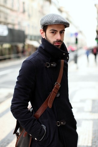 30 Jährige: Rotbraune Leder Umhängetasche kombinieren – 2 Elegante Herren Outfits kühl Wetter: Ein dunkelblauer Mantel und eine rotbraune Leder Umhängetasche sind eine gute Outfit-Formel für Ihre Sammlung.