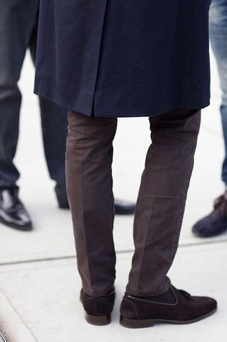 Wie Chinohose mit Slipper zu kombinieren – 224 Smart-Casual Herren Outfits kalt Wetter: Paaren Sie einen dunkelblauen Mantel mit einer Chinohose, um einen modischen Freizeitlook zu kreieren. Slipper bringen Eleganz zu einem ansonsten schlichten Look.