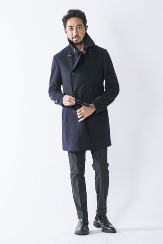 40 Jährige: Elegante kühl Wetter Outfits Herren 2024: Paaren Sie einen dunkelblauen Mantel mit einer dunkelgrauen Anzughose, um vor Klasse und Perfektion zu strotzen. Wenn Sie nicht durch und durch formal auftreten möchten, ergänzen Sie Ihr Outfit mit schwarzen chelsea-stiefeln aus leder.