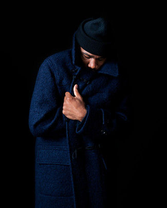 30 Jährige: Mütze kombinieren – 50 Elegante Herren Outfits kühl Wetter: Halten Sie Ihr Outfit locker mit einem dunkelblauen Mantel und einer Mütze.