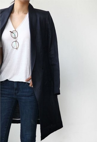 Dunkelblauen Mantel kombinieren – 189 Damen Outfits: Tragen Sie einen dunkelblauen Mantel zu dunkelblauen engen Jeans, um ein entspanntes Outfit zu erreichen.