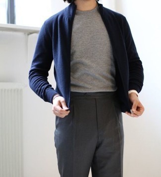 dunkelblauer Pullover mit einem Reißverschluß von Tom Tailor