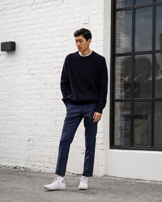 Dunkelblauen Pullover mit einem Rundhalsausschnitt kombinieren – 500+ Herren Outfits: Paaren Sie einen dunkelblauen Pullover mit einem Rundhalsausschnitt mit einer dunkelblauen Chinohose für ein großartiges Wochenend-Outfit. Wählen Sie die legere Option mit weißen hohen Sneakers aus Segeltuch.