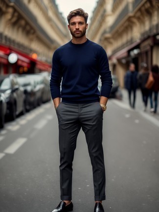 dunkelblauer Pullover mit einem Rundhalsausschnitt von BRUNO BANANI