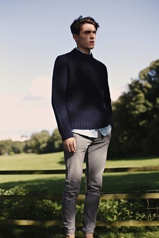 20 Jährige: Pullover mit einem Rundhalsausschnitt kombinieren – 500+ Casual Herren Outfits: Erwägen Sie das Tragen von einem Pullover mit einem Rundhalsausschnitt und grauen Jeans für ein großartiges Wochenend-Outfit.