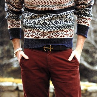 Rote Chinohose kombinieren – 365 Herren Outfits: Kombinieren Sie einen dunkelblauen Pullover mit einem Rundhalsausschnitt mit Norwegermuster mit einer roten Chinohose, um mühelos alles zu meistern, was auch immer der Tag bringen mag.