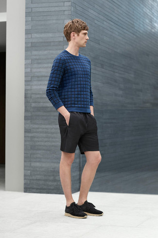 Pullover kombinieren – 500+ Sommer Herren Outfits: Entscheiden Sie sich für einen Pullover und schwarzen Shorts, um einen lockeren, aber dennoch stylischen Look zu erhalten. Fühlen Sie sich ideenreich? Komplettieren Sie Ihr Outfit mit schwarzen Wildleder niedrigen Sneakers. So ist das Outfit komplett sommertauglich.