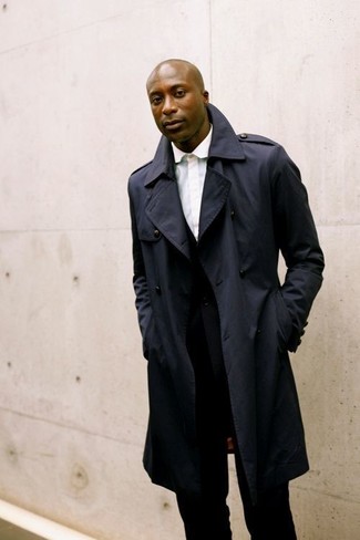Trenchcoat kombinieren – 313 Elegante Herren Outfits: Kombinieren Sie einen Trenchcoat mit einem schwarzen Anzug für einen stilvollen, eleganten Look.