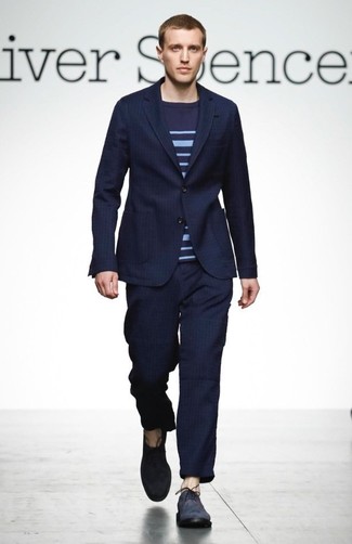dunkelblauer horizontal gestreifter Pullover mit einem Rundhalsausschnitt von Jack & Jones