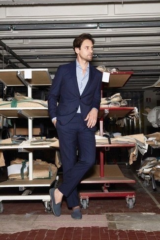 Dunkelblaue Business Schuhe kombinieren – 500+ Elegante Herren Outfits: Kombinieren Sie einen dunkelblauen vertikal gestreiften Anzug mit einem hellblauen Businesshemd für einen stilvollen, eleganten Look. Machen Sie Ihr Outfit mit dunkelblauen Business Schuhen eleganter.