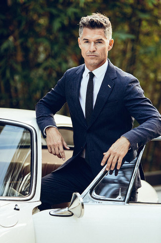 40 Jährige: Schwarze Krawatte kombinieren – 86 Herren Outfits warm Wetter: Entscheiden Sie sich für einen klassischen Stil in einem dunkelblauen vertikal gestreiften Anzug und einer schwarzen Krawatte.