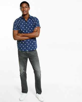 Dunkelblaues Kurzarmhemd kombinieren – 500+ Sommer Herren Outfits: Kombinieren Sie ein dunkelblaues Kurzarmhemd mit dunkelgrauen Jeans für ein großartiges Wochenend-Outfit. Weiße Leder niedrige Sneakers sind eine ideale Wahl, um dieses Outfit zu vervollständigen. Was für eine tolle Sommer-Outfit Idee!