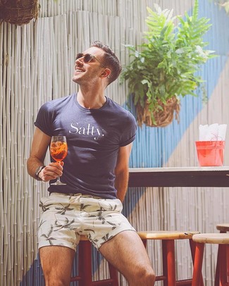 Bedruckte Shorts kombinieren – 186 Herren Outfits: Erwägen Sie das Tragen von einem dunkelblauen bedruckten T-Shirt mit einem Rundhalsausschnitt und bedruckten Shorts für einen entspannten Wochenend-Look.