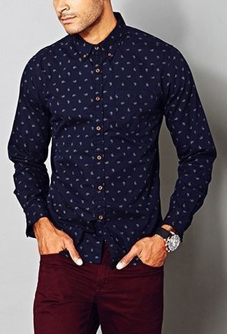 Dunkelblaues Businesshemd mit Paisley-Muster kombinieren – 6 Herren Outfits: Kombinieren Sie ein dunkelblaues Businesshemd mit Paisley-Muster mit einer dunkelroten Chinohose für einen für die Arbeit geeigneten Look.