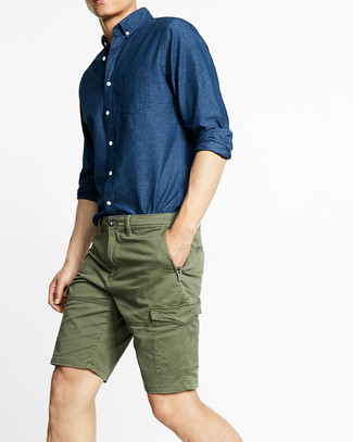 20 Jährige: Wie blaues Langarmhemd mit dunkelgrüner Shorts zu kombinieren – 3 Casual Herren Outfits warm Wetter: Kombinieren Sie ein blaues Langarmhemd mit dunkelgrünen Shorts für einen bequemen Alltags-Look.