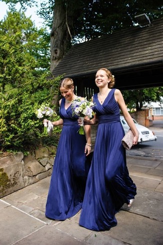 Taschen kombinieren – 338 Elegante Damen Outfits heiß Wetter: Paaren Sie ein dunkelblaues Ballkleid mit Falten mit Taschen, um einen entspannten Look zu erhalten, der in der Garderobe der Frau nicht fehlen darf.