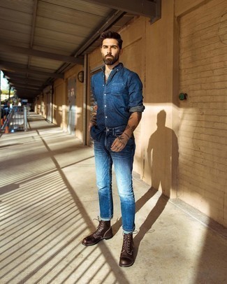 Wie Jeans mit Jeanshemdes zu kombinieren – 500+ Herren Outfits: Die Vielseitigkeit von einem Jeanshemd und Jeans machen sie zu einer lohnenswerten Investition. Vervollständigen Sie Ihr Outfit mit einer dunkelbraunen Lederfreizeitstiefeln, um Ihr Modebewusstsein zu zeigen.